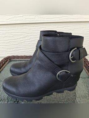SOREL Joan Of Arctic™ Leather Wedge II Boot Black buckles size 9.5 Wms Booties